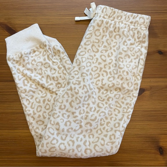 4/$13 Old Navy Girls Snow Leopard Fleece-Like Pajama Joggers - Medium (8) - Picture 1 of 5